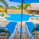 Beautifully Decorated, Modern Villa! Located Close To Downtown Isla Mujeres!!!