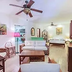 Beautifully Decorated, Modern Villa! Located Close To Downtown Isla Mujeres!!!